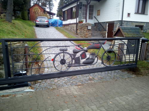 Plot rodinný dům Svratouch brána s motorkou 3