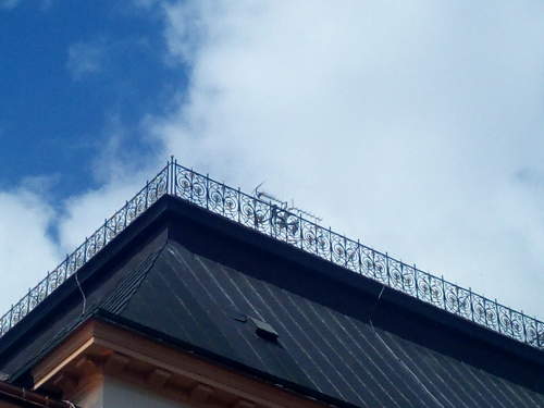 opravené zábradlí osazené zpět na střechu (2)