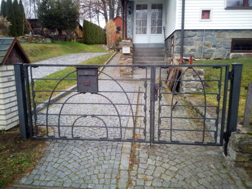Plot rodinný dům Svratouch brána s motorkou 6