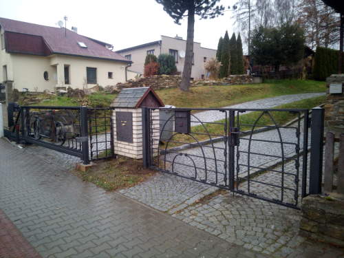 Plot rodinný dům Svratouch brána s motorkou 7