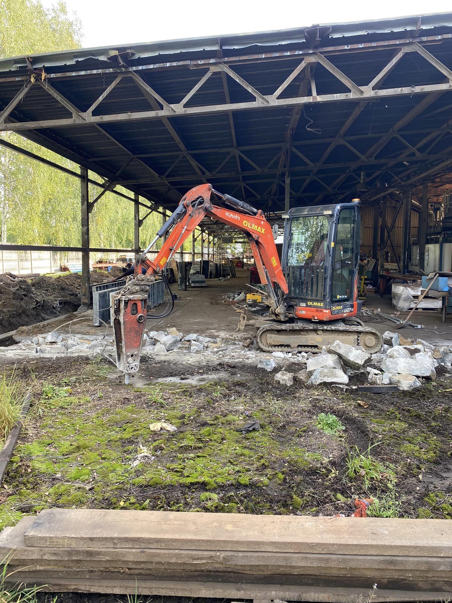 Koparka z młotem wyburzeniowym