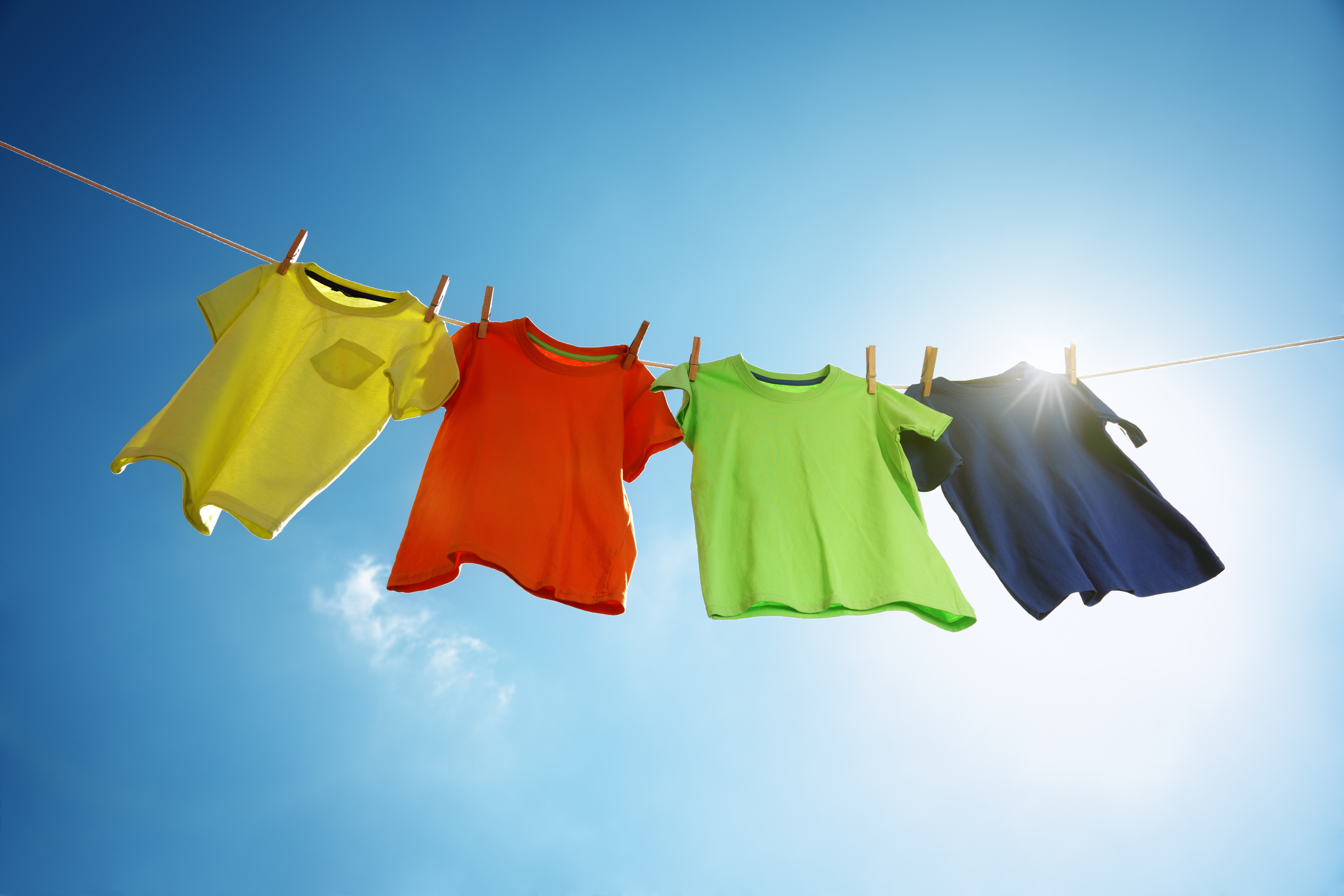 Bunte Kleidung trocknet in der Sonne