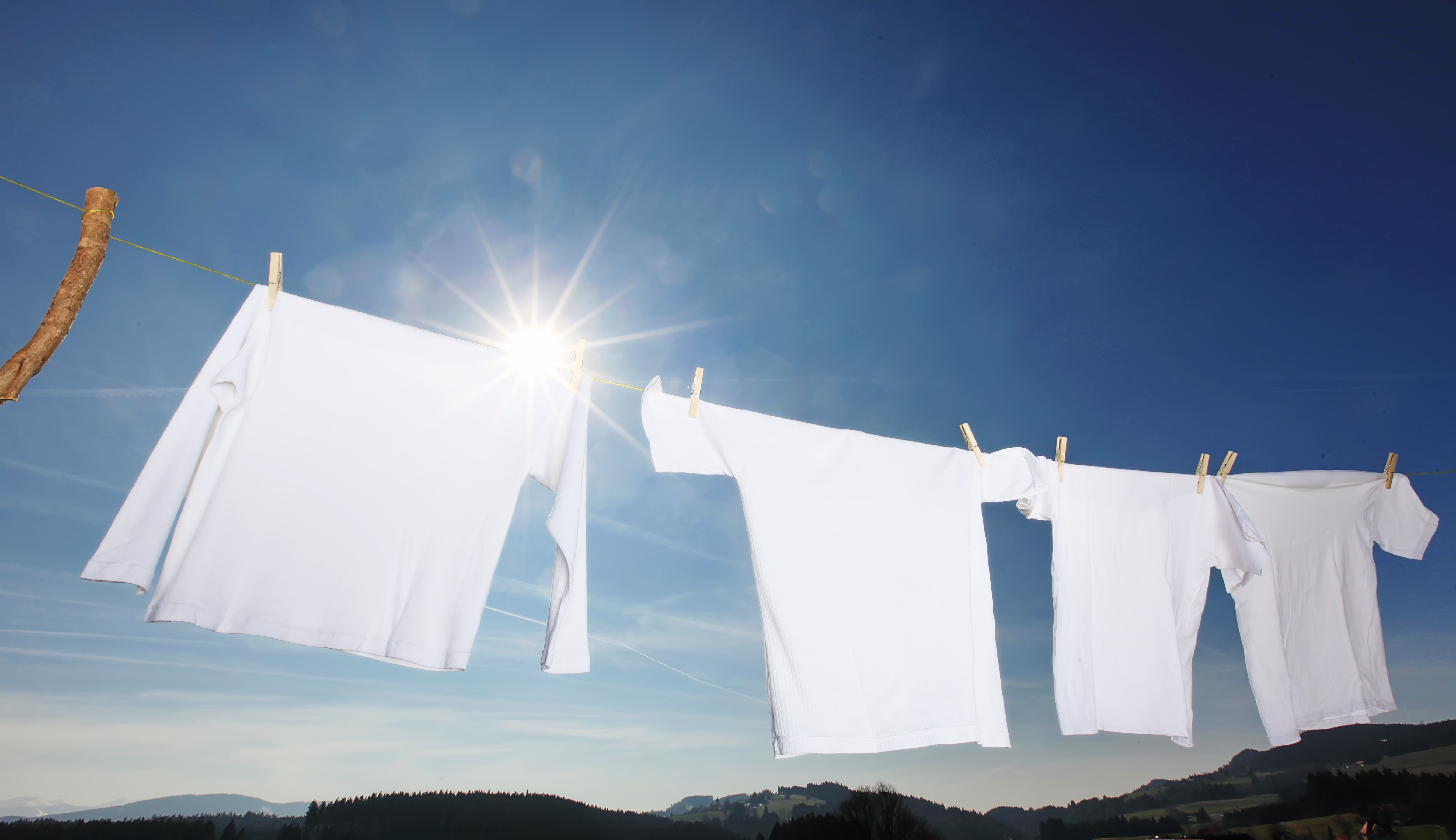 Weiße Wäsche trocknet in der Sonne