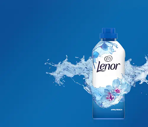 Lenor Aprilfrisch Weichspüler auf blauem Hintergrund mit Wasserspritzer