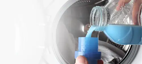 Flüssigkeit fließt in die Kappe mit Nahaufnahme des Produkts