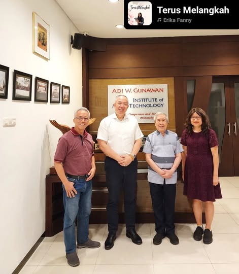 Kemarin kami berjumpa dengan Dr.  Adi W. Gunawan. Sebagai seorang pejuang kanker dan berjalan bersama mereka yang sakit berat dan terluka, saya bersyukur mendapat kesempatan belajar dan berdialog selama kurang lebih 2,5 jam.