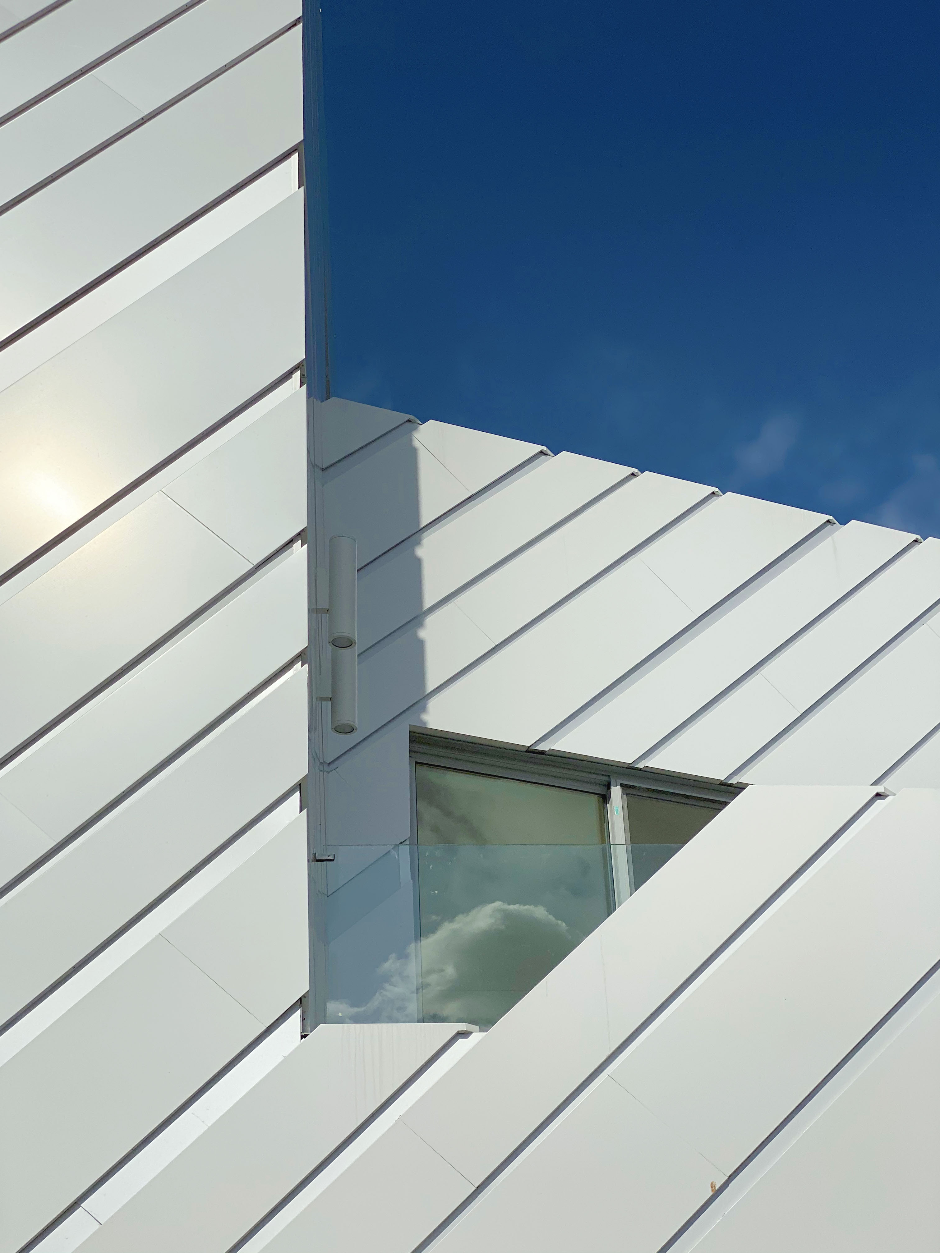 Striating metal facade finish detailing of multifamily residential building 76N6TH, designed by Bureau V, located in Brooklyn, NY
