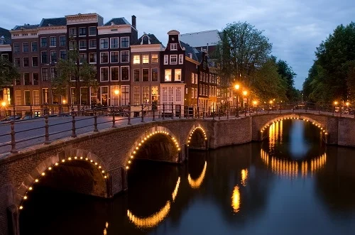 https://images.ctfassets.net/cy2jgjrgaerj/1VBM0gXDRMhmXjJuNI8WfY/0ee62127774e6a56fb585211268aee13/amsterdam.gig.jpg