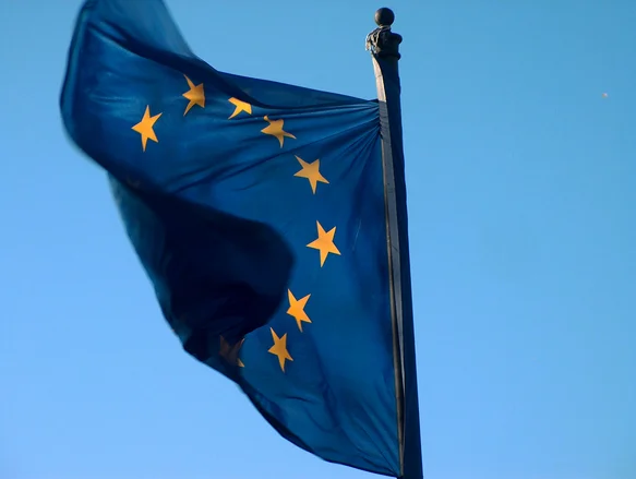 https://images.ctfassets.net/cy2jgjrgaerj/65MP9mgmq6FCMdQWqNNCEt/0d9226ef55fa77c73508f8ec5bd502a8/3671882-european-flag.jpg