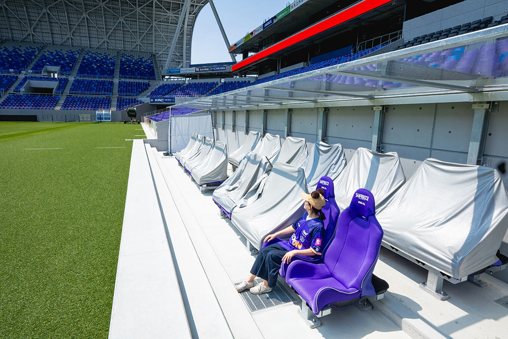 サッカーファンの聖地！ まちなかスタジアムで選手になりきる見学