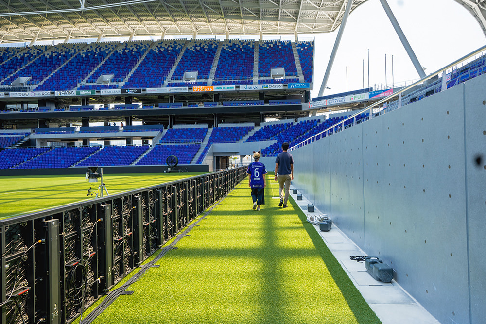 サッカーファンの聖地！ まちなかスタジアムで選手になりきる見学