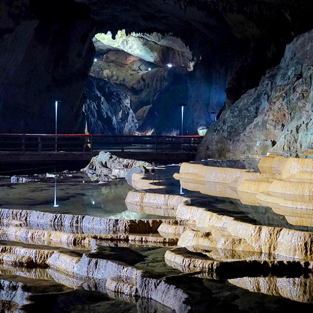 Akiyoshidai Karst Plain and Akiyoshido Cave - 350 million years of Geological History