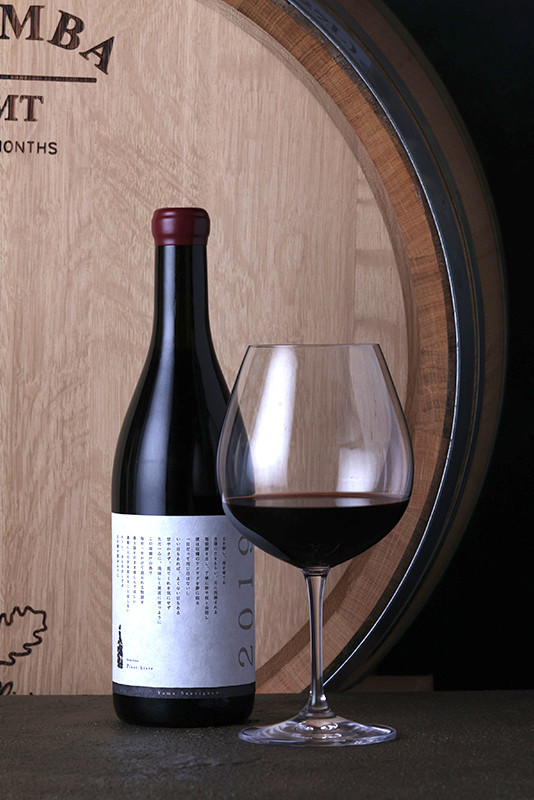 栽培と醸造を手がける松本英也さんは日本のワインの本場、山梨で学び、北海道富良野市で8年、静岡県伊豆市で10年、ワインづくりをしてきました。