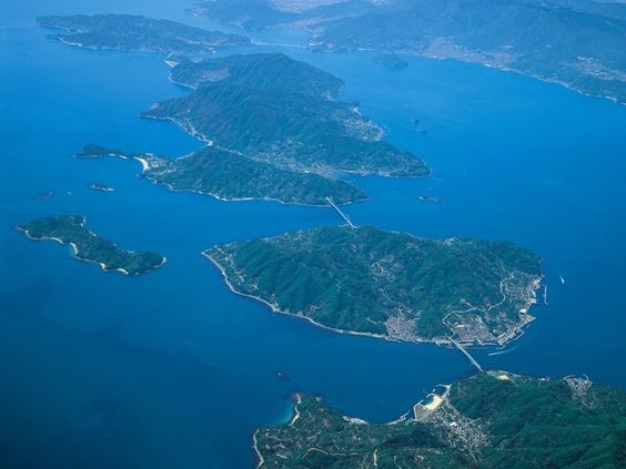 瀬戸内の ザ・磯 <写真集 瀬戸内の名磯600> /家島諸島 小豆島 牛窓沖 宇野沖 庵治諸島 下津井沖 塩飽諸島 笠岡沖 広島県東部 来島海峡 豊田郡沖／浅野敏夫 編／大潮出版 瀬戸内に行くなら訪れたい絶景スポット14選 | 瀬戸内Finder