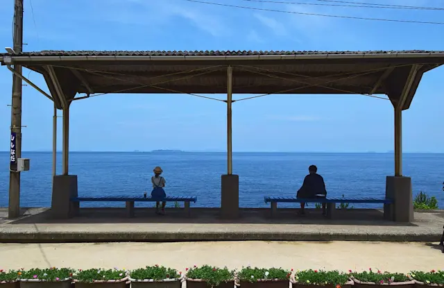 愛媛・双海の美しい空と海に映える、日本一有名な無人駅／『JR下灘駅』（愛媛県伊予市双海町）