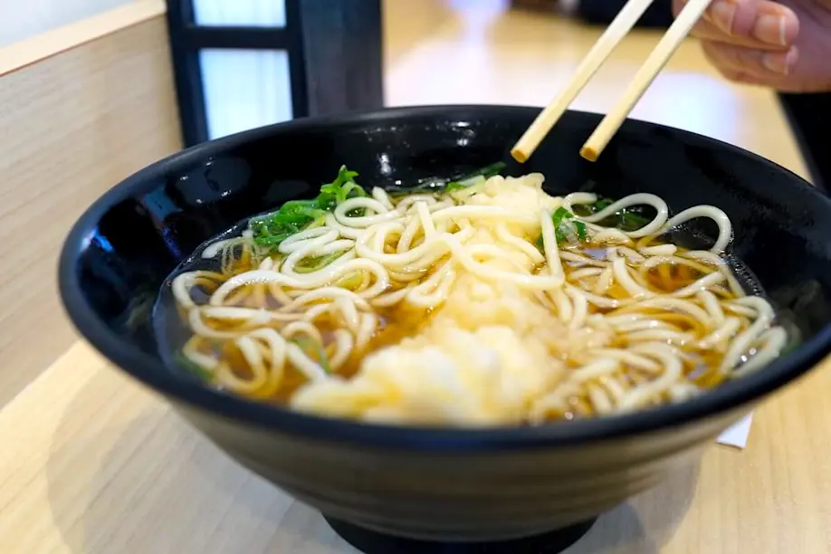 姫路の立ち食いそばは蕎麦じゃない？70年愛される最強の“ミスマッチ