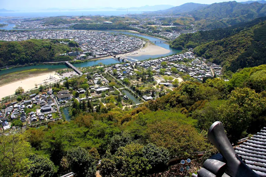 世界唯一の美しい構造を持つ木造アーチ橋／錦帯橋（山口県岩国市
