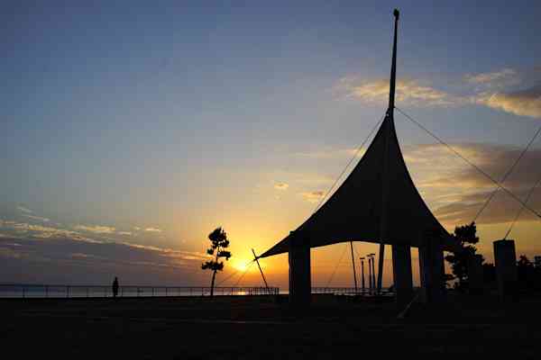 大迫力夕暮れの海岸と町並みの絵画