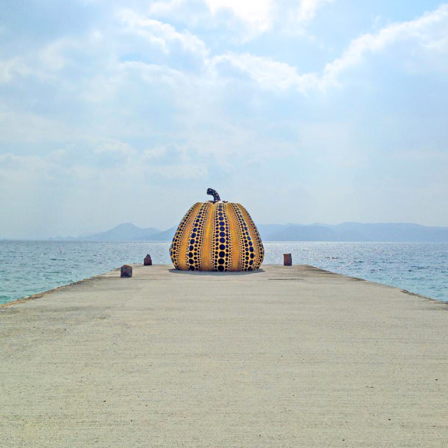 瀬戸内海に浮かぶ『直島』は現代アートの聖地。 自然とアートが共生する島の魅力を堪能！／香川県香川郡直島町