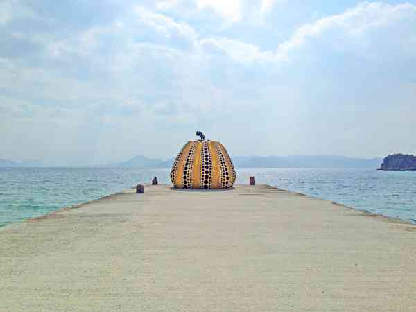 アートの島として知られる島は何県にあ