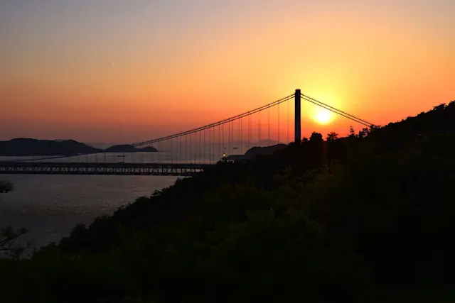 鷲羽山エリアで楽しむ、瀬戸大橋の夕焼けとコンビナートの夜景のダブル絶景／鷲羽山展望台＆水島展望台（岡山県倉敷市）