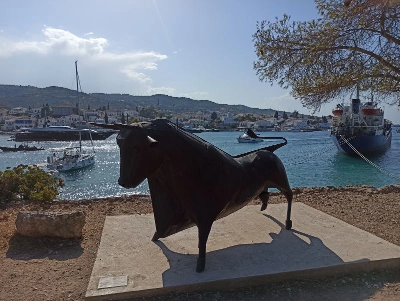 1_Metallic Statues of Natalia Mela