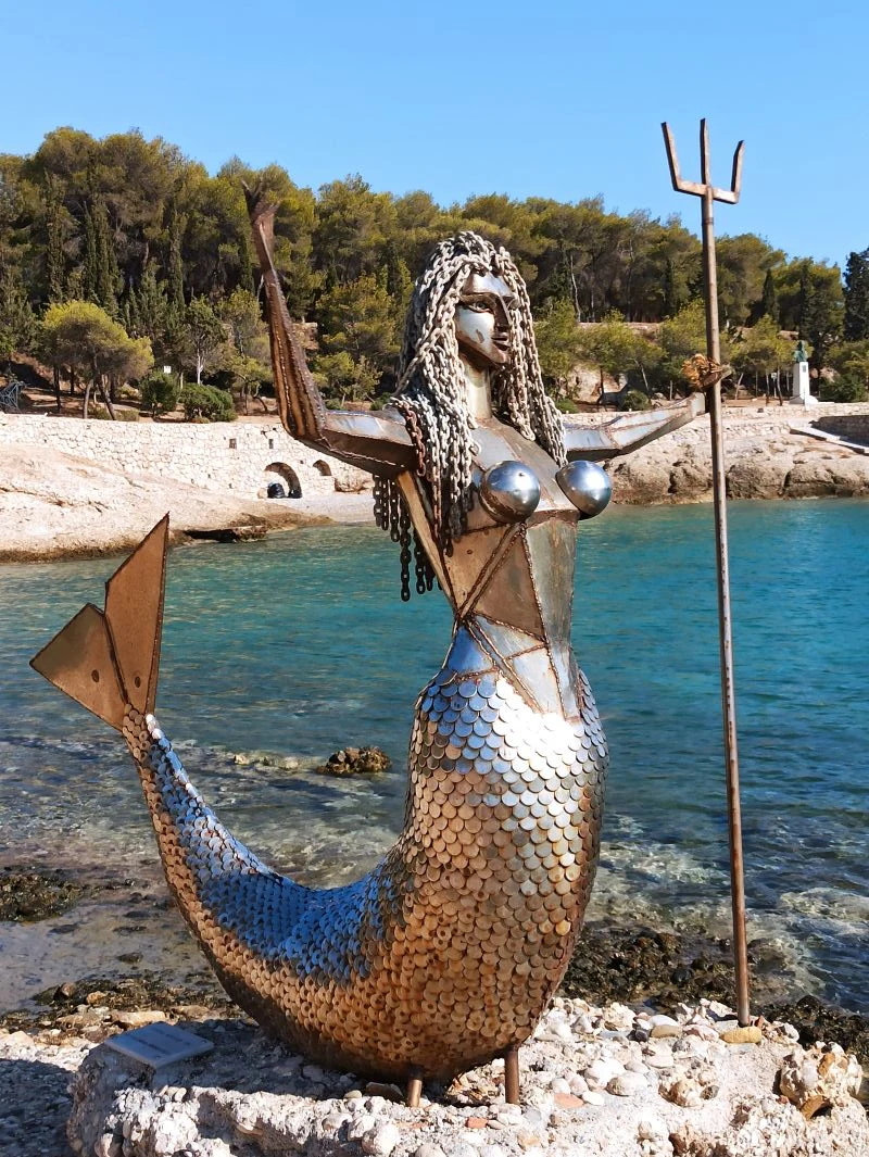 3_Metallic Statues of Natalia Mela