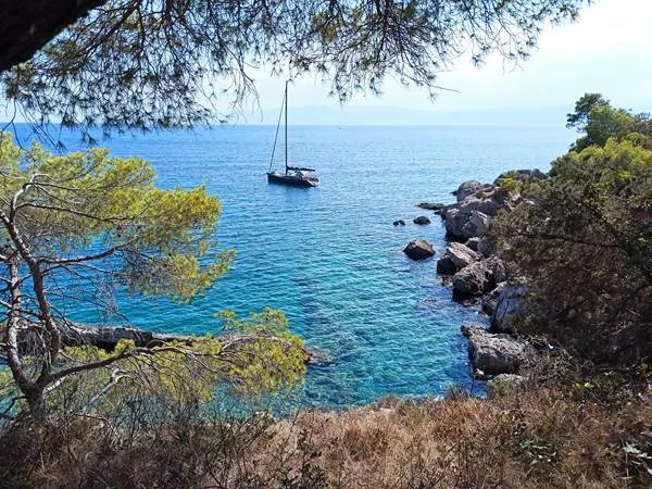 Agii Anargiri Familien Strand auf Spetses und die geheimnisvollen Bekiri's Höhle