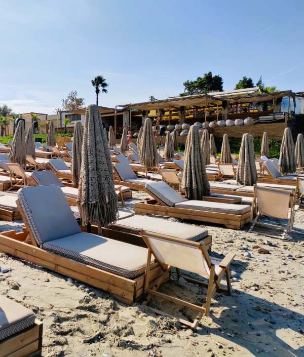 Zattero Beach Club in Skala Fourkas auf der Kassandra-Halbinsel