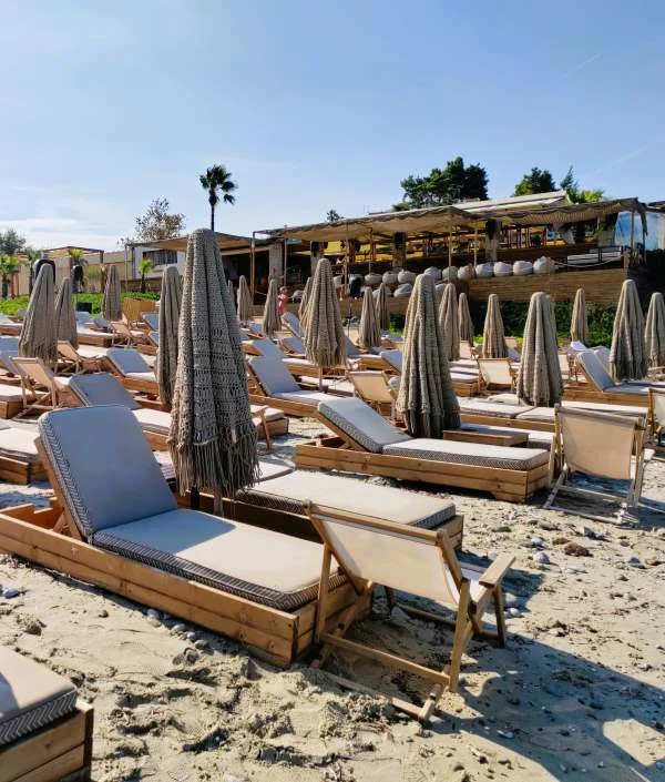 Zattero Beach Club in Skala Fourkas auf der Kassandra-Halbinsel