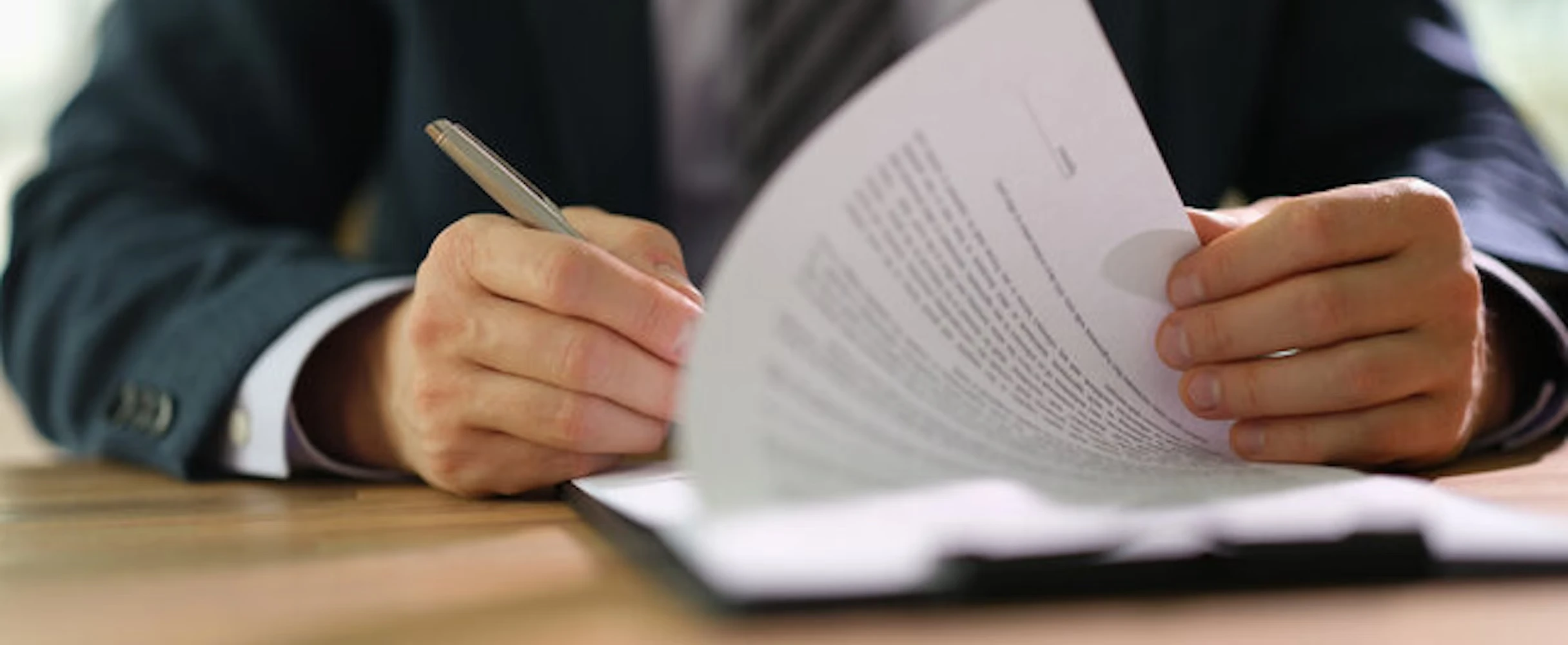 Guide on whether photographers should refund deposits and how to handle contracts fairly.