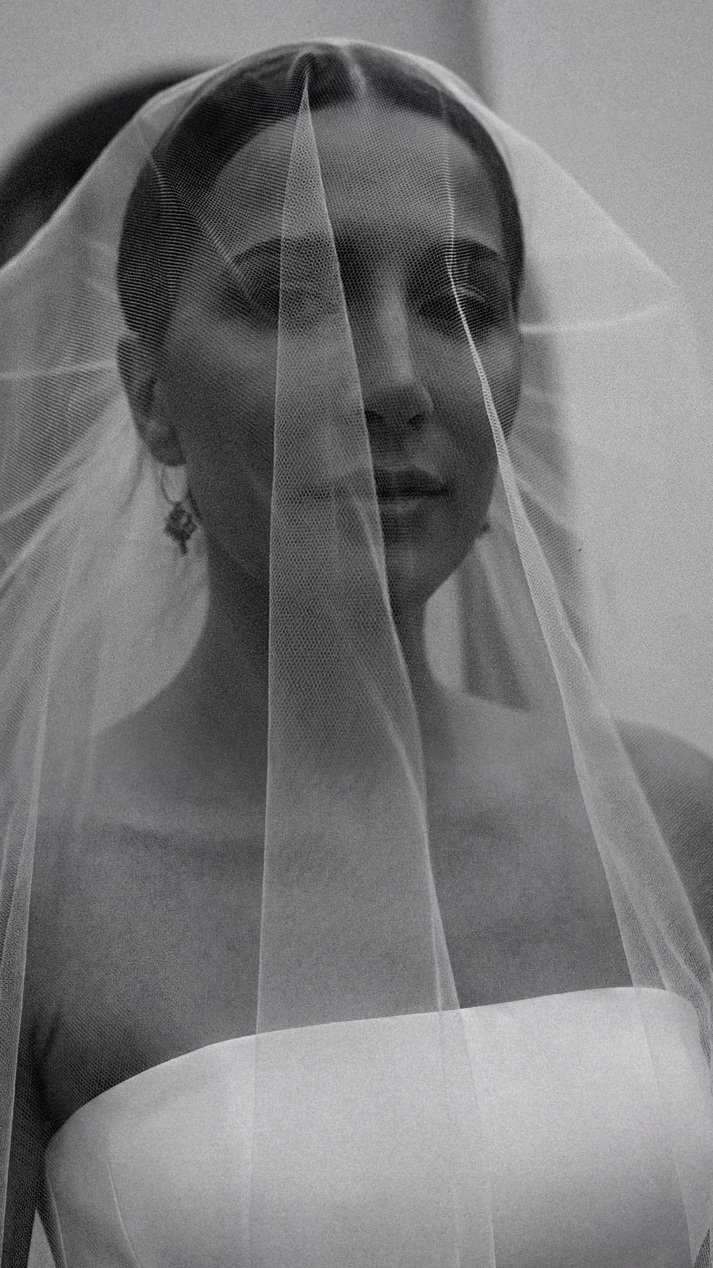 Black and white bridal portrait featuring a bride behind a veil, showcasing professional wedding photography enhanced by Narrative’s AI photo culling and editing workflow for photographers. Shot by Mosu Studio.