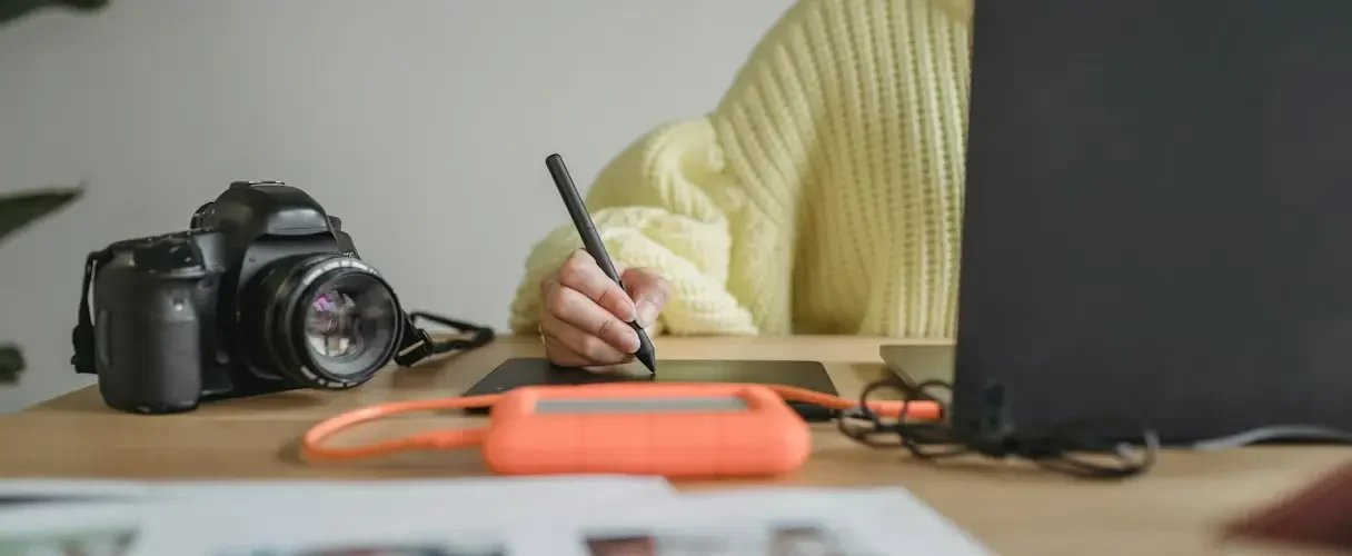 Learn how to build a repeatable, efficient photography workflow. From planning and shooting to AI-assisted culling, editing, and gallery delivery, master every step.