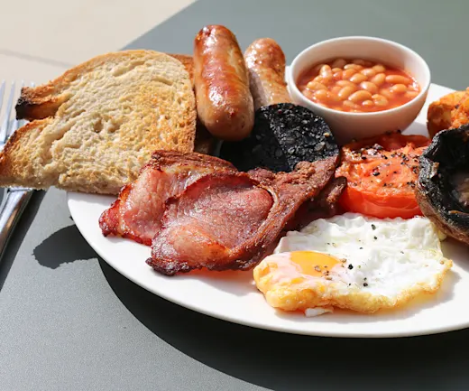 Start your trip with a balanced breakfast, from classic hot options to lighter choices like fruit, yoghurt, and pastries. Later, the kitchen serves a small selection of warm, comforting dishes, perfect for a relaxed pre-flight meal.