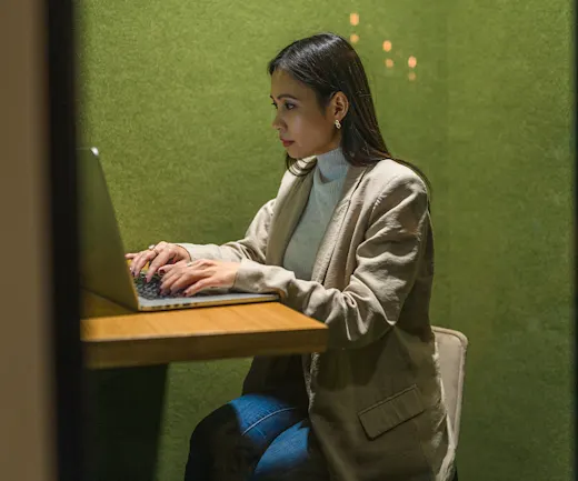 Our business booths offer a discreet space for calls, emails and work. Focus before you fly.