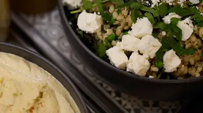 A generous selection of Irish produce and favourites. From fresh fruit, yoghurt, pancakes and granola to artisan cheeses, charcuterie, and freshly made sandwiches and salads, it’s all designed for satisfaction before your flight.