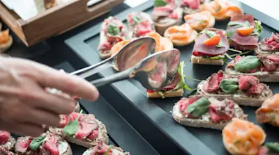 A generous selection of Irish produce and favourites. From fresh fruit, yoghurt, pancakes and granola to artisan cheeses, charcuterie, and freshly made sandwiches and salads, it’s all designed for satisfaction before your flight.