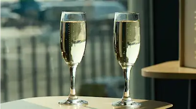 Toast to your trip with your favourite drinks. Our menu also includes non-alcoholic options. Lounge access includes 2 complimentary drinks per person.