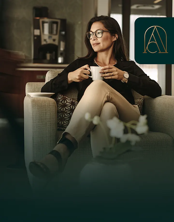 The Airport Club - Bronze Hero desktop