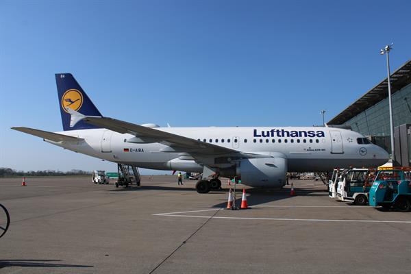 Lufthansa A319 at Cork Airport (1)