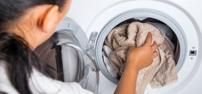 Bruk natron i vaskemaskinen for å fjerne lukt