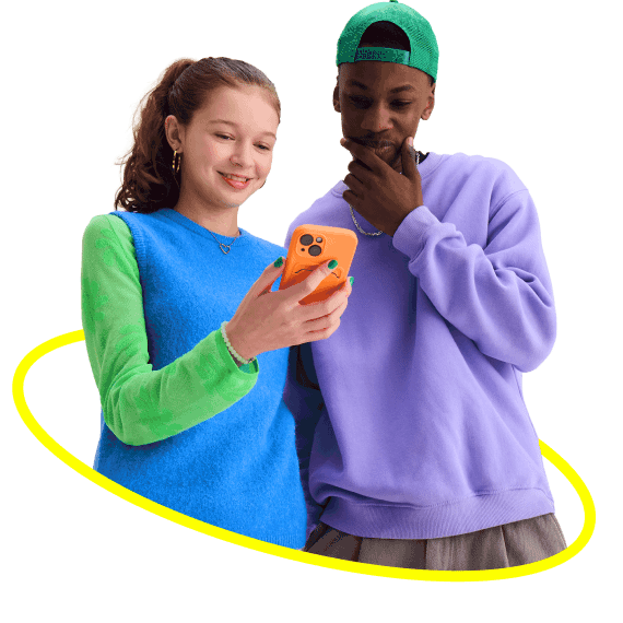 2 vrienden kijken op telefoon.png