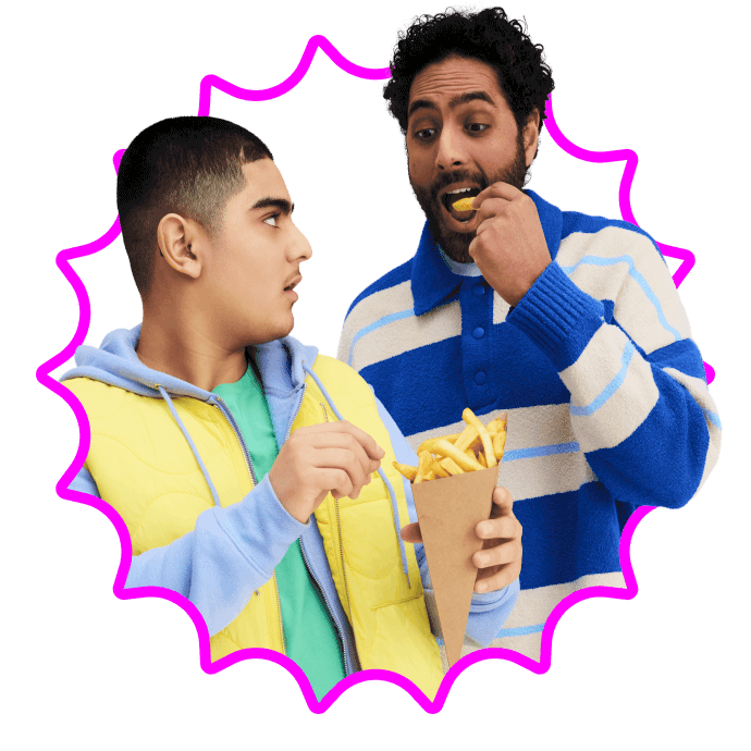 Vader en zoon met friet in illustratie roze sticker.png