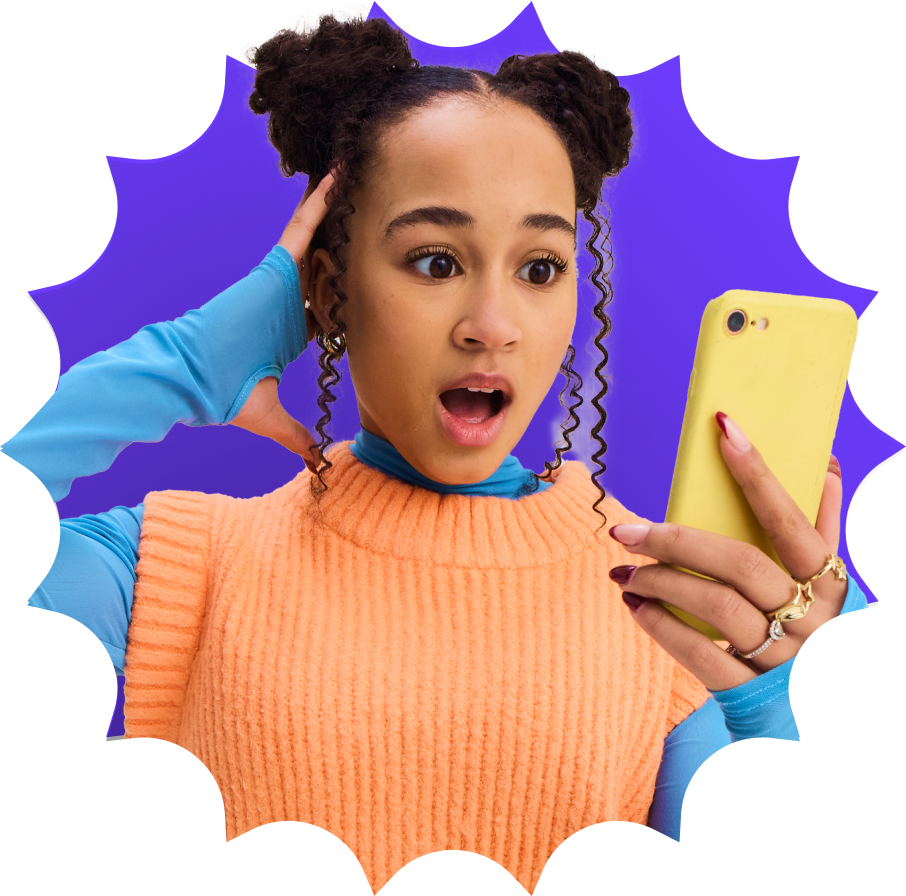 Meisje kijkt op telefoon.png