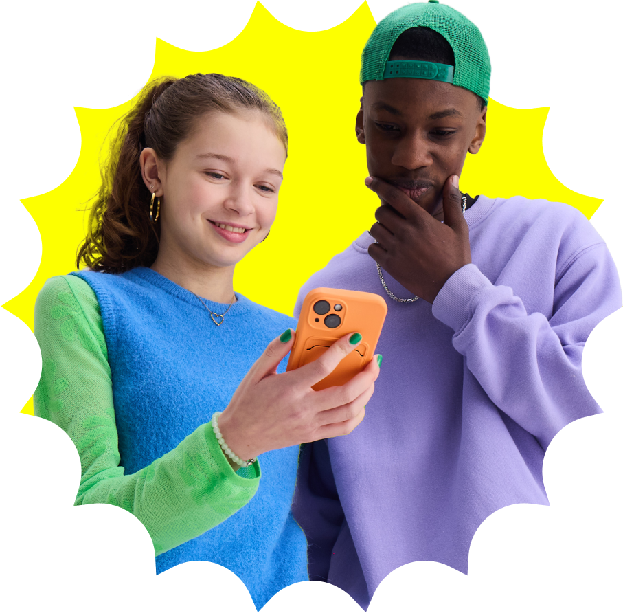 Meisje en jongen kijken op telefoon.png