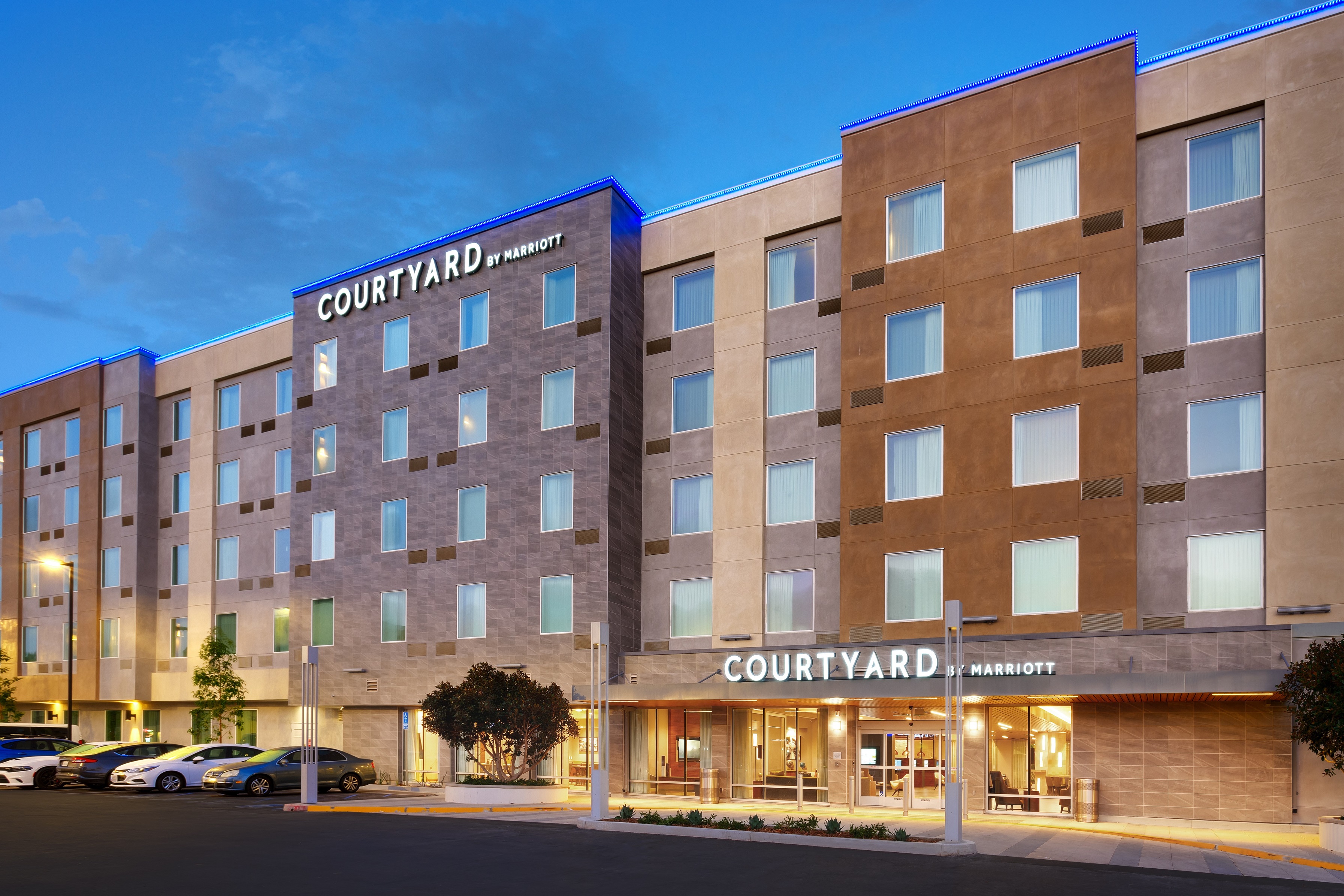 Stay in style at Courtyard Los Angeles LAX/Hawthorne