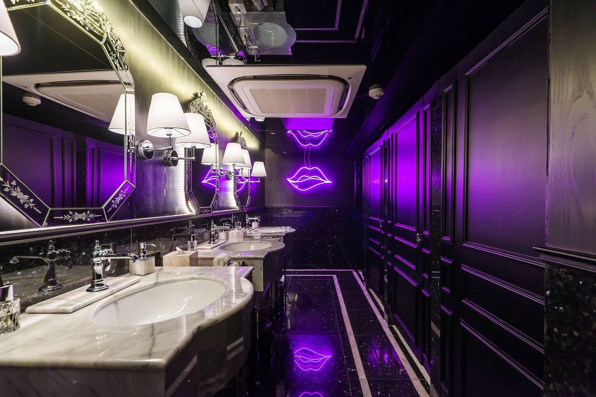 Stay in style at Akara Hotel