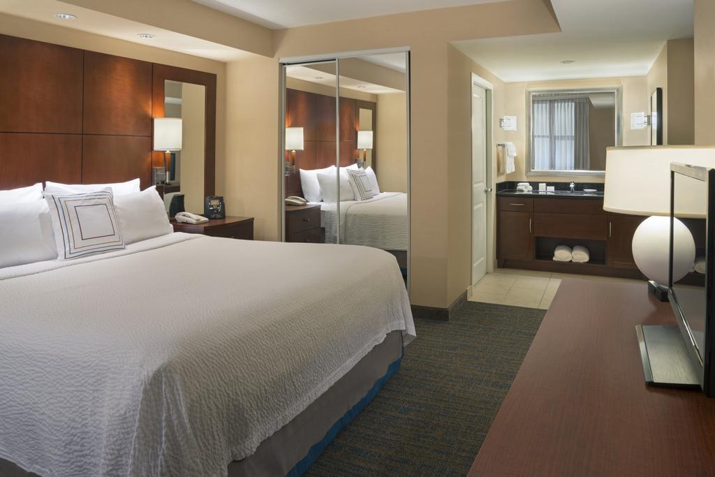 Stay in style at Residence Inn Toronto Downtown/Entertainment District