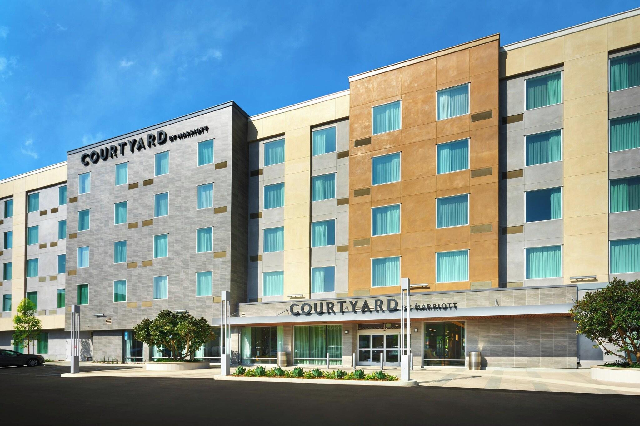 Stay in style at Courtyard Los Angeles LAX/Hawthorne