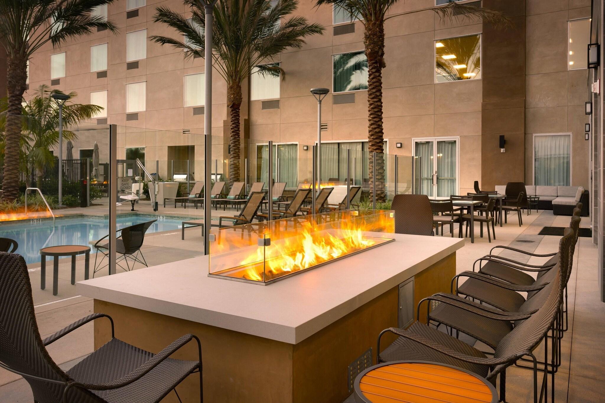 Stay in style at Courtyard Los Angeles LAX/Hawthorne
